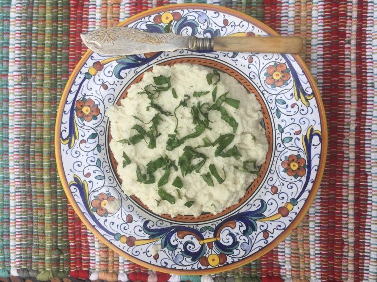 cauliflower humus, a tasty and heallthy snack